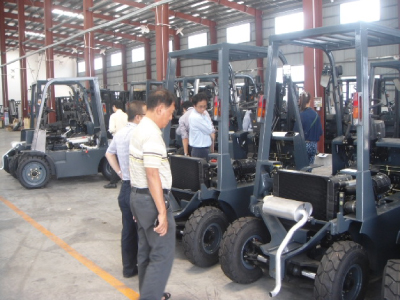 考察團(tuán)參觀牛力新廠(chǎng)內(nèi)燃叉車(chē)車(chē)間