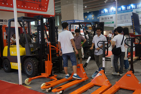 牛力展位現(xiàn)場(chǎng)_展品包括：內(nèi)燃叉車，全電動(dòng)搬運(yùn)車，全電動(dòng)升高車，手動(dòng)搬運(yùn)車，電子秤搬運(yùn)車，腳輪等。